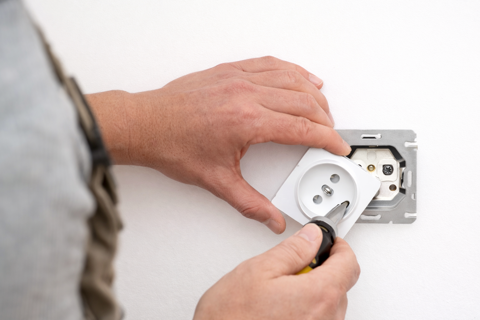 Zrób to sam: wymiana gniazdka elektrycznego krok po kroku