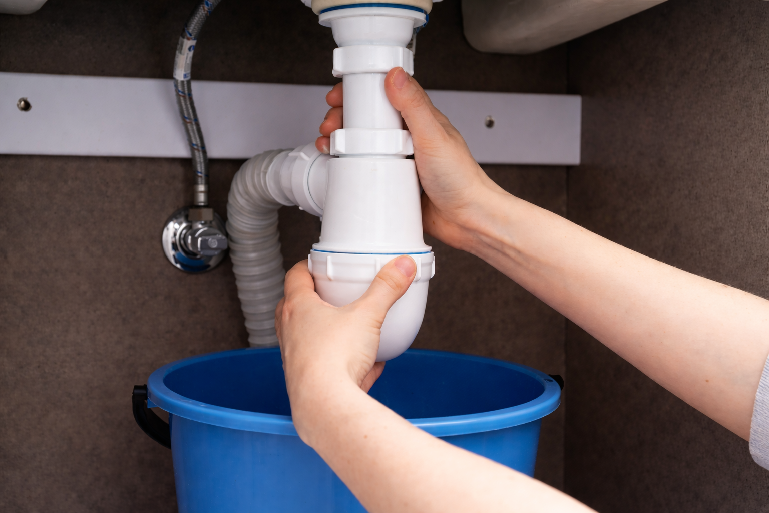 Zrób to sam: wymiana syfonu pod zlewem krok po kroku